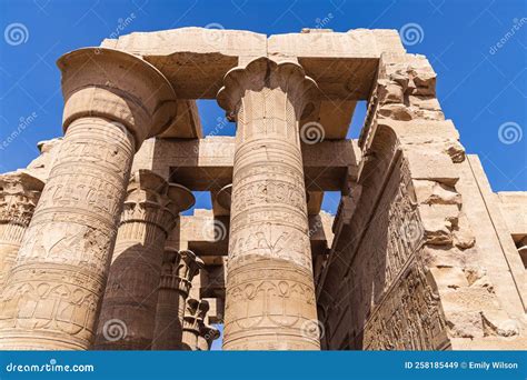  Kom Ombo Temple: Ylä-Egyptissä sijaitseva historiallinen temppeli kompleksi!