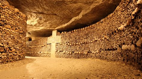   Les Catacombes de Paris - Un Lupaus Maailmanpyöräytyksestä Kuolleiden Kuninkaallisella Kaudella!