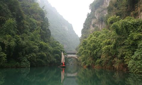 Xiling Gorge Cruise - A Majestic Journey Through Limestone Wonders and Historical Treasures!