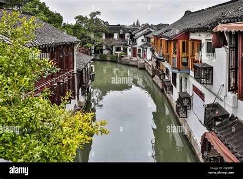  Zhujiajiao Vesikaupunki: Kiinan Venetsia historiassa ja modernissa arkkitehtuurissa!