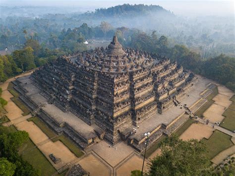  Candi Borobudur: Ylängöllinen Temppeli ja Aikakapseli Intian Kulttuurille