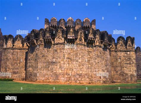  Golconda Fort: Ylhäinen linnoitus Hyderabadin sydämessä!